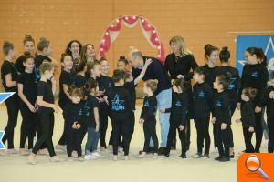 El alcalde hace entrega de un nuevo tapiz para la práctica de gimnasia rítmica en el Pabellón Vicente Crespo - (foto 2)