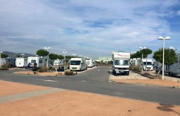 Cabanes busca solución al problema de acampada ilegal de autocaravanas en Torre La Sal