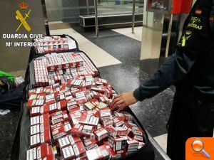 La Guardia Civil incauta 2202 cajetillas de tabaco ocultas en maletas en el aeropuerto