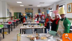 Personas con diversidad funcional intelectual del Centro Ocupacional La Tramoia se ponen el delantal para cocinar