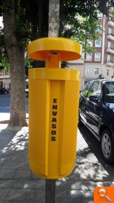 L'Ajuntament instal·la per Falles 200 noves papereres d'envasos a Ciutat Vella i Russafa - (foto 2)