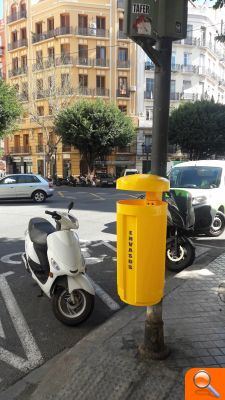 L'Ajuntament instal·la per Falles 200 noves papereres d'envasos a Ciutat Vella i Russafa - (foto 3)