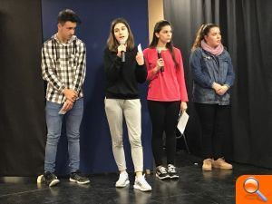 Alumnos del IES La Hoya presentan trabajos al alcalde y concejala de Educación