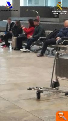 Se incautan del mayor alijo de tabaco a un solo pasajero en el aeropuerto Alicante-Elche - (foto 2) Se incautan del mayor alijo de tabaco a un solo pasajero en el aeropuerto Alicante-Elche - (foto 2)