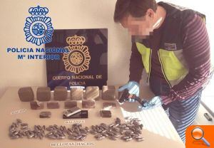 La Policía Nacional detiene a cinco traficantes de drogas y se incauta de 5kg de hachís y una pistola 