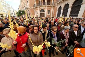 El Cardenal bendice los ramos de olivo, laurel y las palmas del Domingo de Ramos