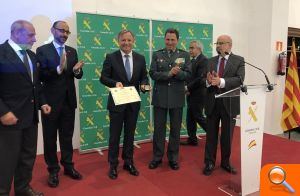 La Hermandad de Amigos de la Guardia Civil otorga la Insignia de Oro al Delegado del Gobierno