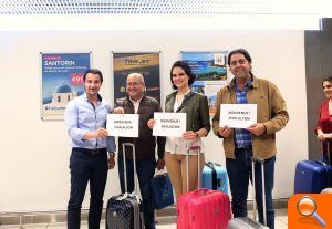 Dolón recibe en el aeropuerto de Lyon a las candidatas a Belleas del Foc 2018