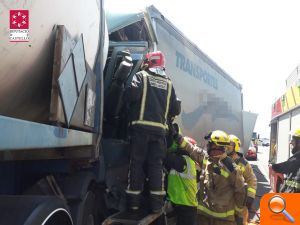 Un aparatoso choque entre cuatro camiones en Vinaròs causa un muerto y dos heridos - (foto 2) Un aparatoso choque entre cuatro camiones en Vinaròs causa un muerto y dos heridos - (foto 2)