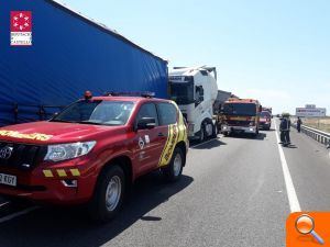 Un aparatoso choque entre cuatro camiones en Vinaròs causa un muerto y dos heridos - (foto 3) Un aparatoso choque entre cuatro camiones en Vinaròs causa un muerto y dos heridos - (foto 3)