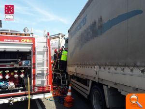 Un aparatoso choque entre cuatro camiones en Vinaròs causa un muerto y dos heridos - (foto 4) Un aparatoso choque entre cuatro camiones en Vinaròs causa un muerto y dos heridos - (foto 4)