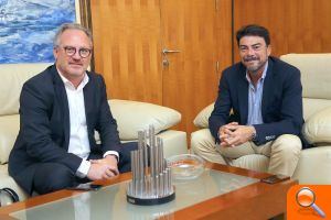 Luis Barcala recibe al presidente del Círculo de Economía de la provincia de Alicante, Javier Fur