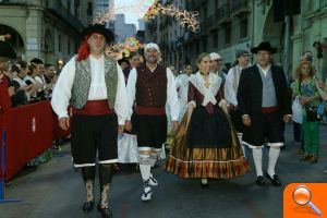 El alcalde y las Belleas del Foc participan en el desfile junto con la pregonera Nuria Oliver Ramírez