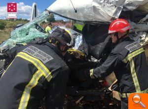 Fallece un joven en un choque entre un camión y una furgoneta en la Vall - (foto 2)