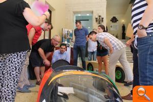 L'alcalde i la corporació municipal reben els exitosos vehicles de l'IES Cotes Baixes - (foto 2)