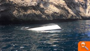 El Servei de Salvament costaner de Benissa assisteix a una embarcació enfonsada a Calp - (foto 2)