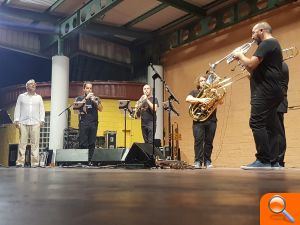 Barreja de música, cultures i ritmes al concert de Spanish Brass i Carles Dénia - (foto 5) Barreja de música, cultures i ritmes al concert de Spanish Brass i Carles Dénia - (foto 5)