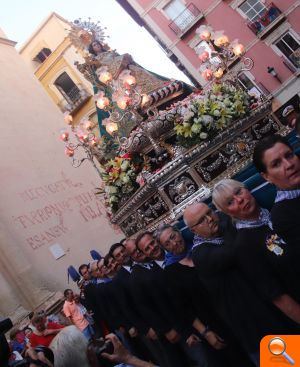 El alcalde de Alicante preside la Procesión en honor a la Patrona, la Virgen del Remedio, y hace de costalero - (foto 3) El alcalde de Alicante preside la Procesión en honor a la Patrona, la Virgen del Remedio, y hace de costalero - (foto 3)