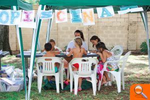 Xiquets i grans gaudixen de l'ampla i diversa oferta de la Bibliopiscina de Picassent - (foto 2) Xiquets i grans gaudixen de l'ampla i diversa oferta de la Bibliopiscina de Picassent - (foto 2)