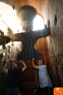 Los campaneros del Miguelete aprietan los tornillos de las campanas siguiendo la costumbre medieval del “repret” de San Lorenzo - (foto 2)
