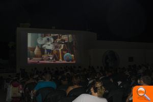 Anoche el Cine Estival Familiar volvió a reunir a las familias bajo las estrellas con “Canta”