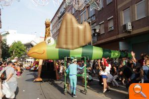Els carrers d’Alaquàs s’omplen al pas de la tradicional cavalcada de les Festes Majors - (foto 2) Els carrers d’Alaquàs s’omplen al pas de la tradicional cavalcada de les Festes Majors - (foto 2)