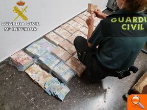 La Guardia Civil procede a la aprehensión de más de un millón de euros a dos ciudadanos húngaros