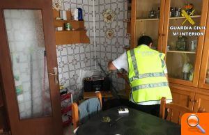 La Guardia Civil detiene a una familia que vendía droga a menores en Torrevieja - (foto 2) La Guardia Civil detiene a una familia que vendía droga a menores en Torrevieja - (foto 2)