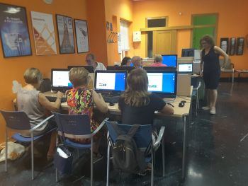 El col·lectiu de majors d'Almussafes aprèn a utilitzar l'ordinador