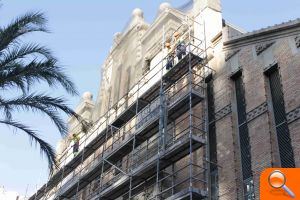 El Ayuntamiento inicia las obras de rehabilitación en la fachada del Mercado Central