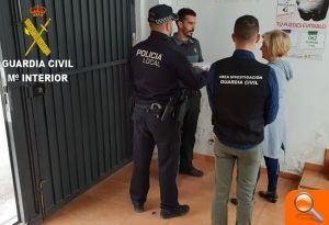 La Guardia Civil detiene a dos personas y recupera un proyector sustraído de un centro escolar de Albuixech