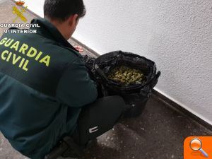 La Guardia Civil interviene alrededor de 4 kilos de marihuana 