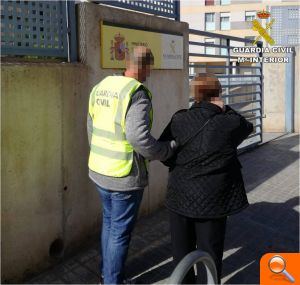 La Guardia Civil detiene a una pareja por sustraer más de 23.000 euros a la anciana que cuidaban 