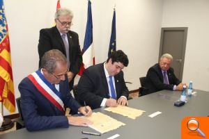 Nules i Nyons signen el document de renovació del seu agermanament