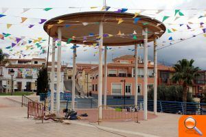 L'Ajuntament reforça els pilars de la pèrgola de la plaça del Llaurador