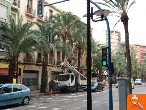 El Ayuntamiento sustituye las farolas de la avenida Benito Pérez Galdós y Poeta Carmelo Calvo