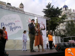 Més d'un centenar de persones majors acudeixen a la plaça de l'Ajuntament per a realitzar activitats esportives i lúdiques - (foto 2) Més d'un centenar de persones majors acudeixen a la plaça de l'Ajuntament per a realitzar activitats esportives i lúdiques - (foto 2)