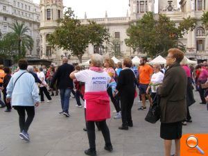 Més d'un centenar de persones majors acudeixen a la plaça de l'Ajuntament per a realitzar activitats esportives i lúdiques - (foto 3) Més d'un centenar de persones majors acudeixen a la plaça de l'Ajuntament per a realitzar activitats esportives i lúdiques - (foto 3)