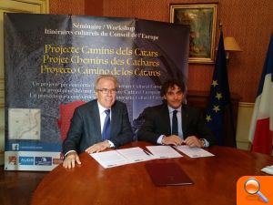 Colomer firma en Carcassonne un convenio de colaboración turística entre el Departamento de L'Aude y la Comunitat Valenciana