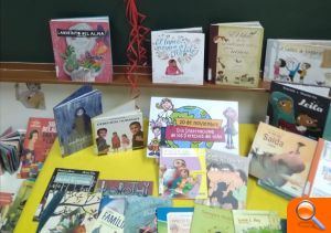 La Biblioteca Municipal coloca un mostrador de libros relacionados con el Día Universal del Niño