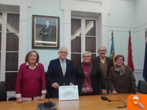 El Alcalde recibe en nombre de Crevillent una placa de agradecimiento de Manos Unidas