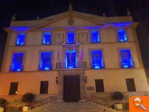 El Ayuntamiento de Paterna se ilumina de azul en apoyo a los enfermos de diabetes