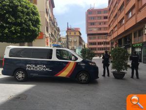 La Policía Nacional detiene a un joven que arrastró de los pelos a una mujer para robarle