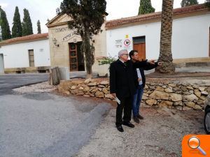 El Alcalde y el concejal de Cementerios visitan el aparcamiento del Cementerio Municipal 