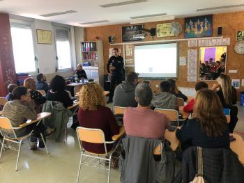 La Policia Local assessora els pares sobre quan és adequat un Smartphone per als seus fills