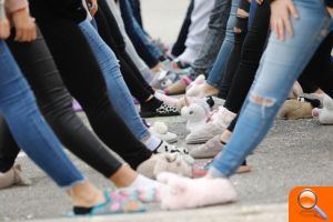 A clase en zapatillas de estar por casa para visibilizar la violencia contra la mujer