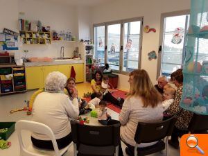 La escuela infantil Fuente de Jarro de Paterna celebra la Navidad invitando a los abuelos/as a las aulas