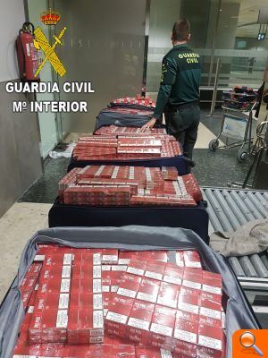 La Guardia Civil incauta más de 1.500 cajetillas de tabaco ocultas en maletas en el aeropuerto de Valencia - (foto 2)