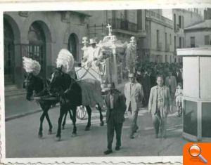 El Archivo Municipal recibe una cesión de fotografías de entierros realizados en Crevillent en los años 50