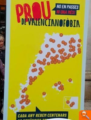 Incluyen pancartas de simbología independentista en un acto organizado por el Ayuntamiento